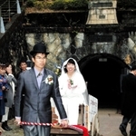 明治期の鉱山長と夫人をイメージした衣装で結婚式を挙げる加藤貴之さんと菜穂子さん＝２０１５年１１月、生野銀山