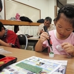 ＬＥＤの螺灯制作に挑戦する子ども＝史跡生野銀山