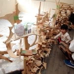いろんな形の木切れを壁のように組んだ作品＝朝来市生野町口銀谷、三菱マテリアル旧購買会