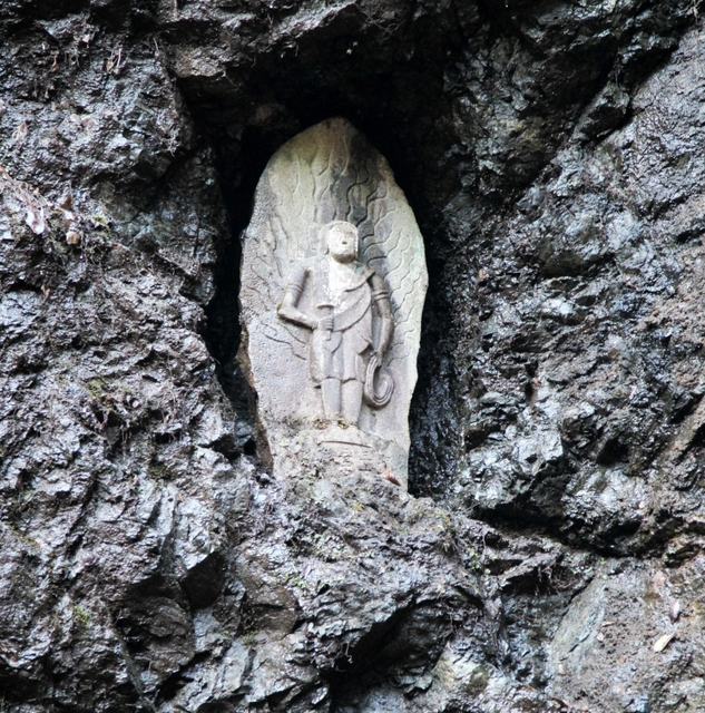 加盛山の岩場にある不動明王の石像