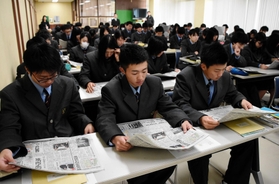 銀の馬車道について書かれた新聞記事を手に授業を受ける生徒ら＝神河町福本
