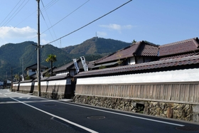 カラミ石を土台にした旧生野鉱山職員宿舎＝朝来市生野町
