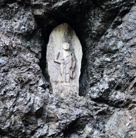 加盛山の岩場にある不動明王の石像