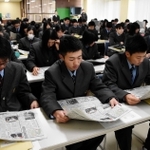 銀の馬車道について書かれた新聞記事を手に授業を受ける生徒ら＝神河町福本