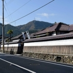 カラミ石を土台にした旧生野鉱山職員宿舎＝朝来市生野町
