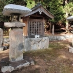 鉱山の麓に移設された石灯籠（手前）と石碑（左奥）笠石は御影石で新調された＝朝来市佐囊