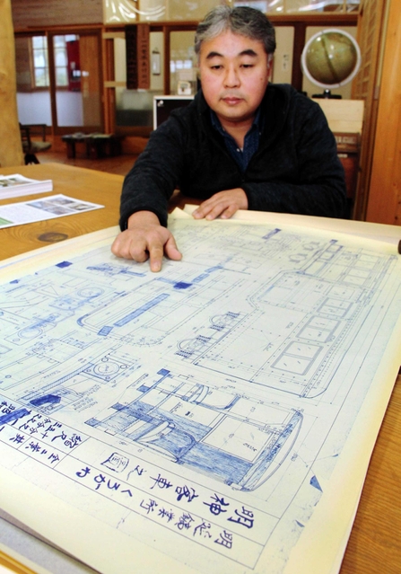養父市教育委員会に寄贈した一円電車の設計図を示す岡本憲之さん＝同市大屋町明延