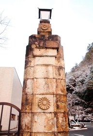 コワニエが設計したとされる石造りの門柱＝史跡生野銀山
