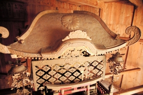 神子畑の山神宮の神輿。１８９４年に建造された。すでに解体された神社の屋根にも菊紋があったという＝朝来市佐嚢