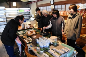 仙霊茶やあわの餅などの特産品が並んだ販売会＝神河町吉冨