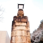 コワニエが設計したとされる石造りの門柱＝史跡生野銀山