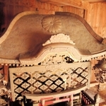神子畑の山神宮の神輿。１８９４年に建造された。すでに解体された神社の屋根にも菊紋があったという＝朝来市佐嚢