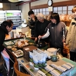 仙霊茶やあわの餅などの特産品が並んだ販売会＝神河町吉冨