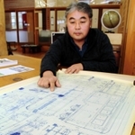養父市教育委員会に寄贈した一円電車の設計図を示す岡本憲之さん＝同市大屋町明延