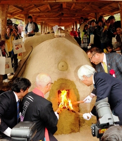 丹波焼産地に残る日本最古の登り窯の火入れ式＝２０１５年１１月、篠山市今田町上立杭