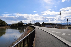 西光寺野のため池の横を通る馬車道の跡＝福崎町