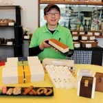 姫路城と銀の馬車道の焼き菓子を４種類ずつ開発した洋菓子店「菓子工房　菓音」の井上さん＝姫路市北平野２