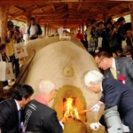 丹波焼産地に残る日本最古の登り窯の火入れ式＝２０１５年１１月、篠山市今田町上立杭
