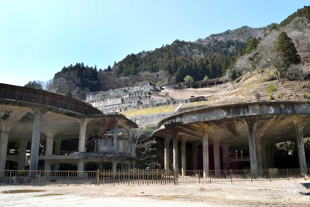 神子畑選鉱場跡に残る巨大なシックナー＝朝来市佐嚢