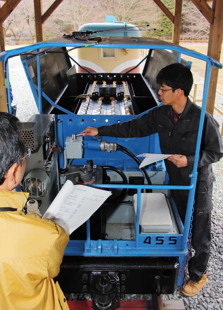 バッテリー式機関車を点検する地元の住民ら＝養父市大屋町明延