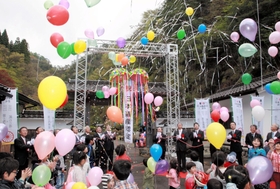 風船を飛ばして日本遺産認定を祝う関係者ら＝朝来市生野町小野、史跡生野銀山