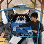 バッテリー式機関車を点検する地元の住民ら＝養父市大屋町明延
