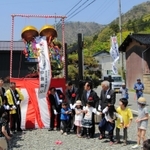 くす玉を割って日本遺産認定を祝う関係者たち＝養父市中瀬