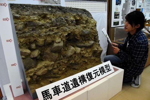 銀の馬車道の遺構を復元した模型＝神河町中村