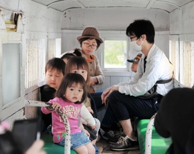 一円電車の乗り心地を楽しむ家族ら＝養父市大屋町明延