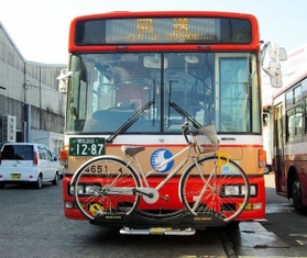 自転車を分解せずに積み込めるサイクルバス（神姫バス提供）