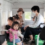 一円電車の乗り心地を楽しむ家族ら＝養父市大屋町明延