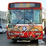自転車を分解せずに積み込めるサイクルバス（神姫バス提供）