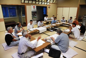 「鉱石の道」を地域活性化につなげようと協議会を立ち上げたメンバーら＝佐嚢コミュニティセンター
