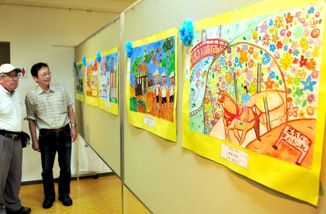 銀の馬車道をテーマに、子どもたちが描いた絵画などが並ぶ会場＝姫路市四郷町見野