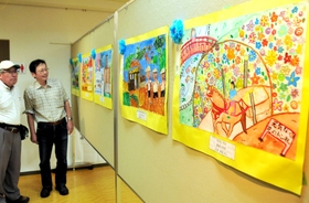 銀の馬車道をテーマに、子どもたちが描いた絵画などが並ぶ会場＝姫路市四郷町見野