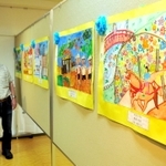 銀の馬車道をテーマに、子どもたちが描いた絵画などが並ぶ会場＝姫路市四郷町見野