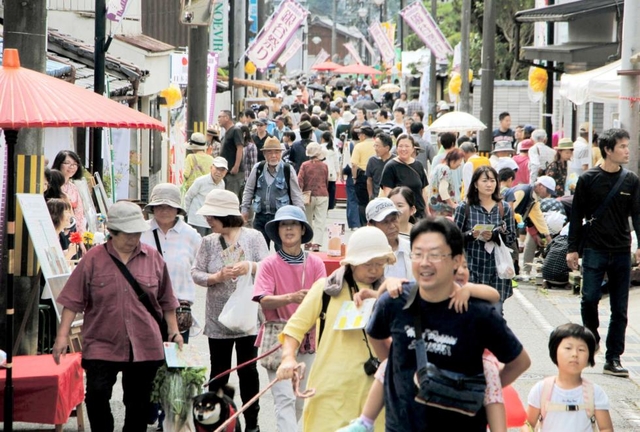 大勢の来場者でにぎわった銀谷祭りの会場＝朝来市生野町口銀谷