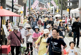 大勢の来場者でにぎわった銀谷祭りの会場＝朝来市生野町口銀谷
