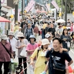大勢の来場者でにぎわった銀谷祭りの会場＝朝来市生野町口銀谷