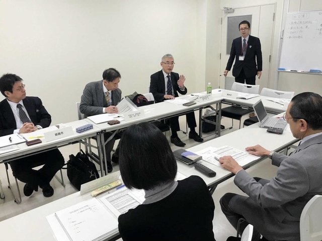 有識者を交え、観光振興の戦略などを協議する作業部会＝県和田山庁舎