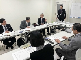 有識者を交え、観光振興の戦略などを協議する作業部会＝県和田山庁舎