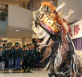 笛の音に乗って披露された金竹獅子舞＝姫路市飾磨区細江