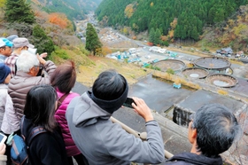 最上部が公開された神子畑選鉱場跡＝１１月１９日、朝来市佐嚢（撮影・秋山亮太）