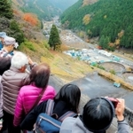 普段は見られない選鉱場跡を上から眺める見学者たち＝朝来市佐嚢