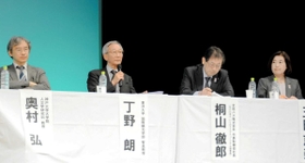 銀の馬車道・鉱石の道について意見を交わすパネリストら＝２１日午後、姫路市増位新町２、花の北市民広場