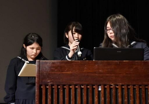 人気アニメになぞらえ、コスプレで構成資産を旅するプランを発表する生野高校の生徒たち