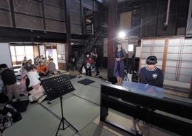 明治初期に移築された「旧竹内家住宅」で、子どもたちの演奏を楽しむ来場者ら＝神河町粟賀町
