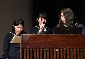 人気アニメになぞらえ、コスプレで構成資産を旅するプランを発表する生野高校の生徒たち