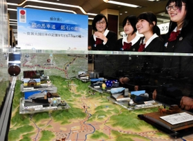 完成したジオラマを確認する香寺高校の生徒たち＝ＪＲ姫路駅