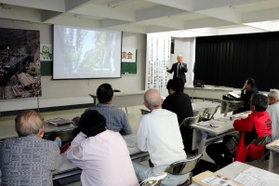 鉱山を生かしたまちづくりの取り組みや課題を説明する明延区長の小林史朗さん＝八鹿公民館